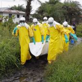 Enfermeros trasladas el cuerpo de una supuesta víctima del virus ébola en un área a las afueras de Monrovia (Liberia)