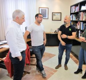 Los dos profesores de Novelda en el centro de la imagen, junto al alcalde y la concejala de Educación de la localidad Los dos profesores de Novelda en el centro de la imagen, junto al alcalde y la concejala de Educación de la localidad