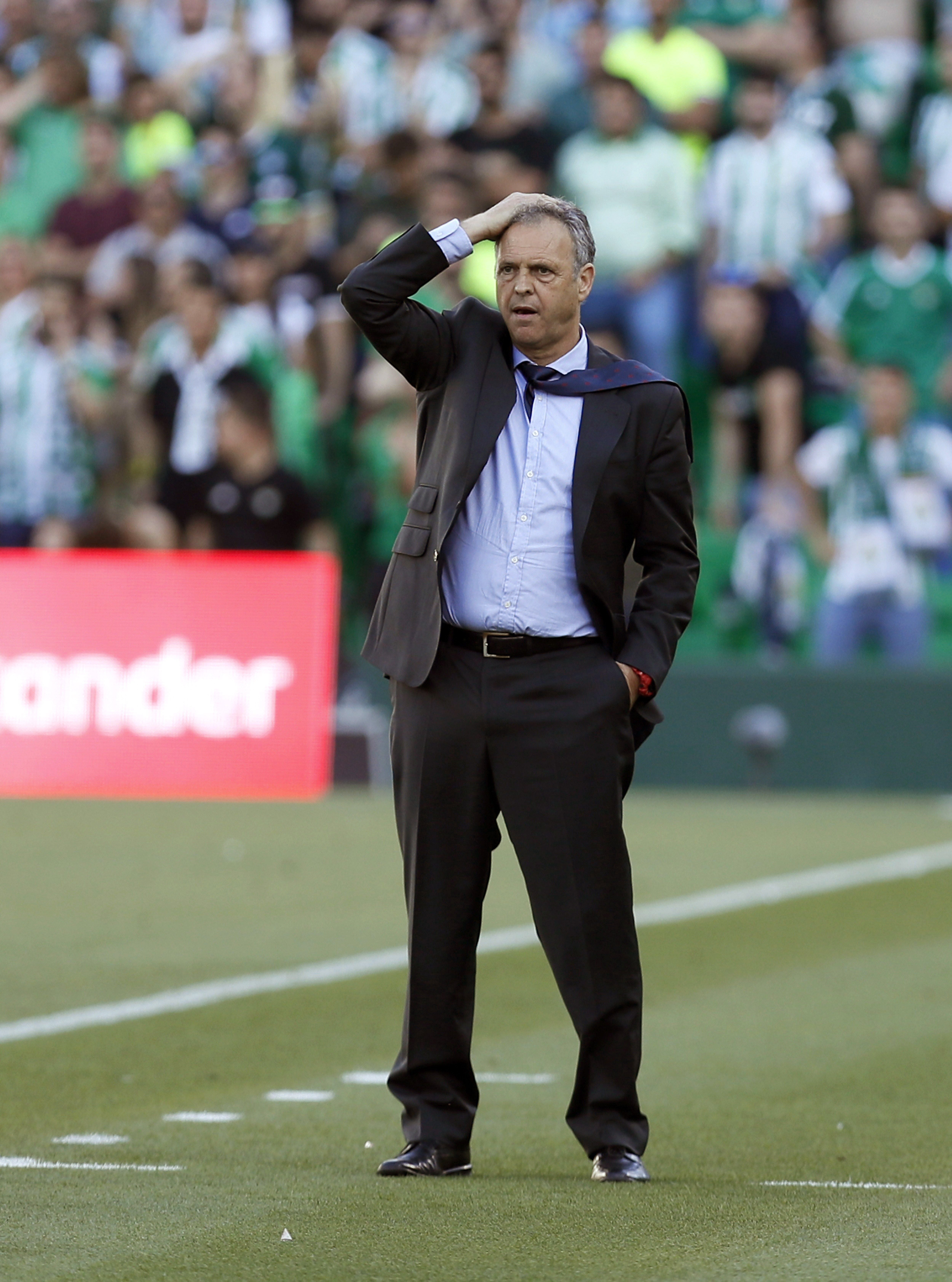 Caparrós pide disculpas por su gesto a la afición del Betis: "La rivalidad no debe llegar nunca a esos extremos" Caparrós pide disculpas por su gesto a la afición del Betis: "La rivalidad no debe llegar nunca a esos extremos"