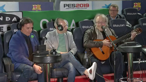 Serrat le dedica a Andrés Iniesta la canción 'Aquellas pequeñas cosas' Serrat le dedica a Andrés Iniesta la canción 'Aquellas pequeñas cosas'