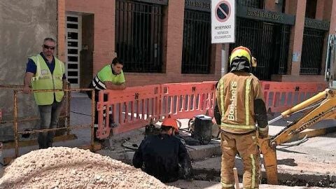 Bomberos en el lugar en el que se ha producido el escape de gas