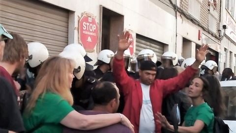 Agentes de la Polic&iacute;a Nacional de Elche llegan al lugar en el que estaba fijado el desahucio