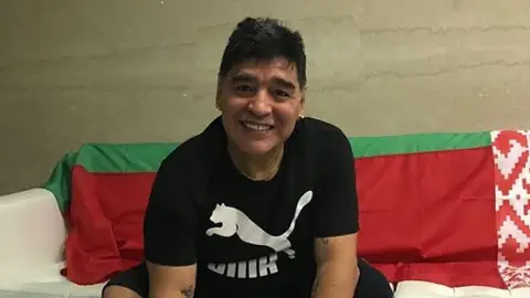 Maradona firma su contrato con el Dinamo Brest Maradona firma su contrato con el Dinamo Brest