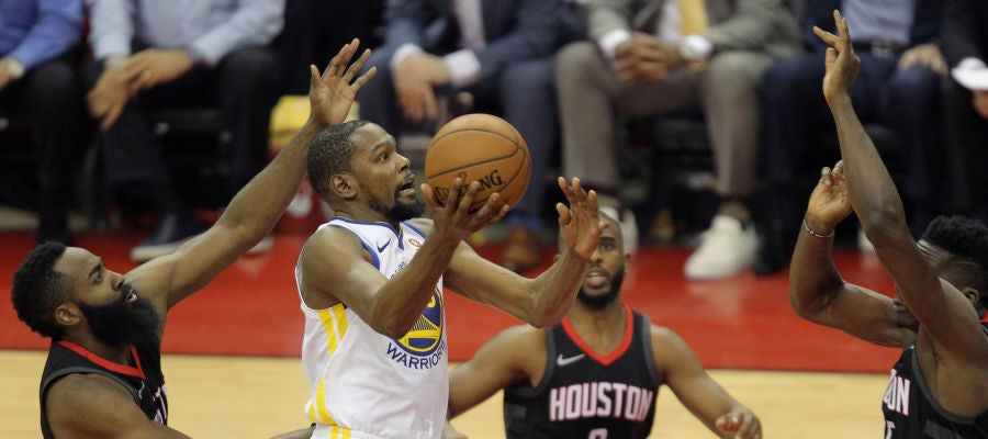 Kevin Durant, perseguido por James Harden Kevin Durant, perseguido por James Harden