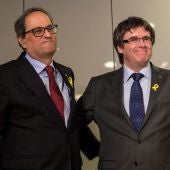 Carles Puigdemont y su sucesor, el recién elegido presidente de la Generalitat de Cataluña Quim Torra