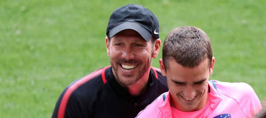Simeone y Griezmann, sonrientes durante el entrenamiento Simeone y Griezmann, sonrientes durante el entrenamiento