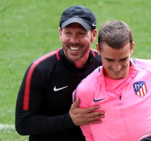 Simeone y Griezmann, sonrientes durante el entrenamiento Simeone y Griezmann, sonrientes durante el entrenamiento