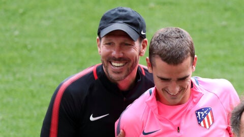 Simeone y Griezmann, sonrientes durante el entrenamiento
