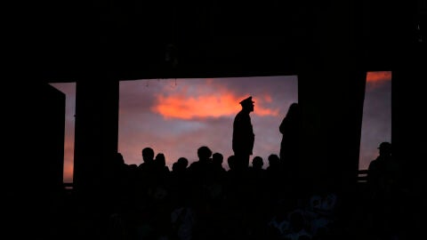 Un Polic&iacute;a vigila uno de los accesos al estadio Monumental de River Plate