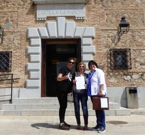 Miembros de "Sí a la Tierra Viva" han presentado el borrador de la proposición de ley de tierras raras Miembros de "Sí a la Tierra Viva" han presentado el borrador de la proposición de ley de tierras raras