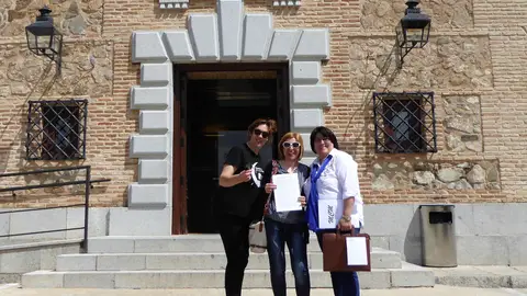 Miembros de "Sí a la Tierra Viva" han presentado el borrador de la proposición de ley de tierras raras Miembros de "Sí a la Tierra Viva" han presentado el borrador de la proposición de ley de tierras raras