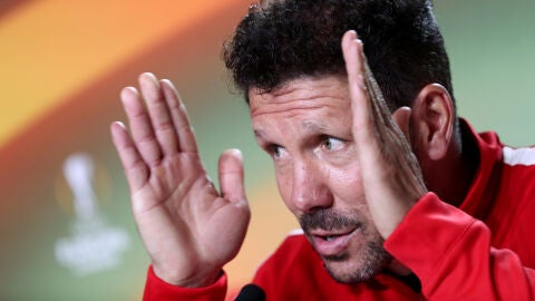 Simeone gesticula durante la rueda de prensa