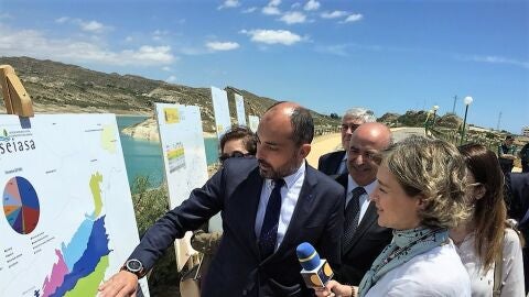Javier Berenguer, presidente de Riegos de Levante, y la ministra de Agricultura en el embalse de Crevillent