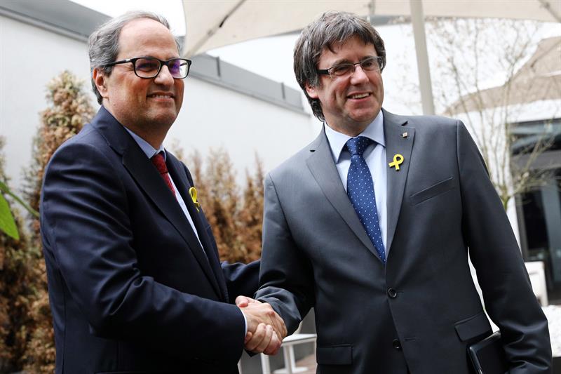 Torra reivindica el lazo amarillo y Puigdemont ve "nacionalfalangismo" en Ciudadanos Torra reivindica el lazo amarillo y Puigdemont ve "nacionalfalangismo" en Ciudadanos