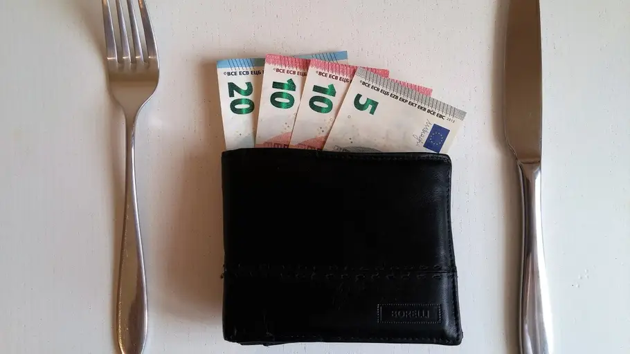 Ahorrar en la cuenta del restaurante es fácil, si sabes cómo. Tan solo hay que seguir unos pasos...