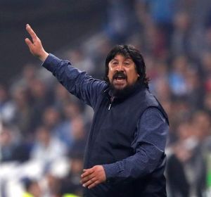 German, el 'Mono' Burgos da ordenes a sus jugadores desde el banquillo German, el 'Mono' Burgos da ordenes a sus jugadores desde el banquillo
