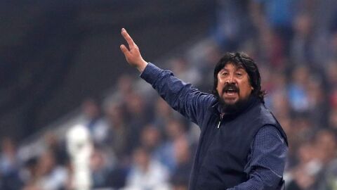 German, el 'Mono' Burgos da ordenes a sus jugadores desde el banquillo