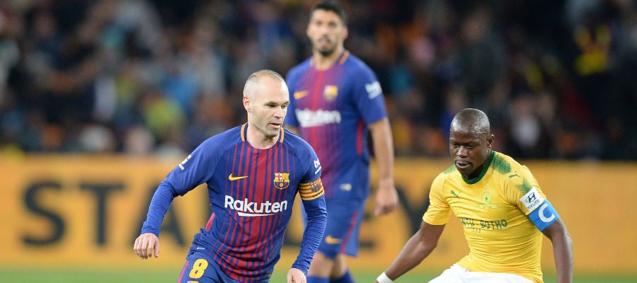 Iniesta regatea a Hlompho Kekana, del Sundowns Iniesta regatea a Hlompho Kekana, del Sundowns