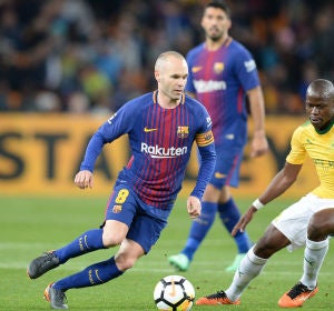 Iniesta regatea a Hlompho Kekana, del Sundowns Iniesta regatea a Hlompho Kekana, del Sundowns