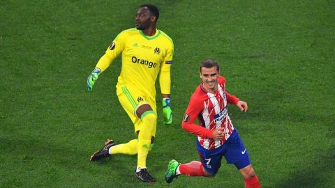 Antoine Griezmann junto a Mandanda tras marcar gol en la final de Europa League