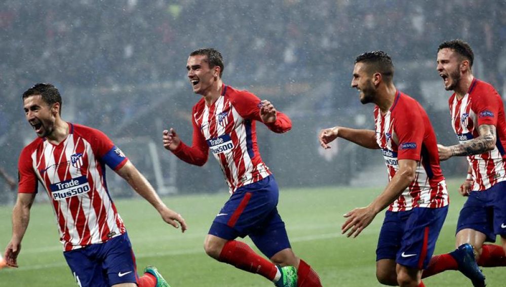Los jugadores del Atlético de Madrid celebran el segundo gol de Griezmann