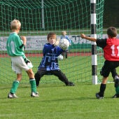 Niños jugando a fútbol