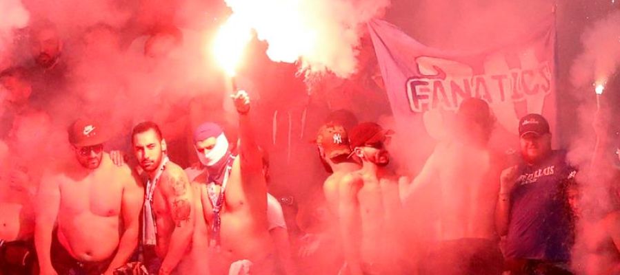 Radicales del Marsella encienden bengalas en el estadio de Lyon Radicales del Marsella encienden bengalas en el estadio de Lyon