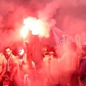 Radicales del Marsella encienden bengalas en el estadio de Lyon