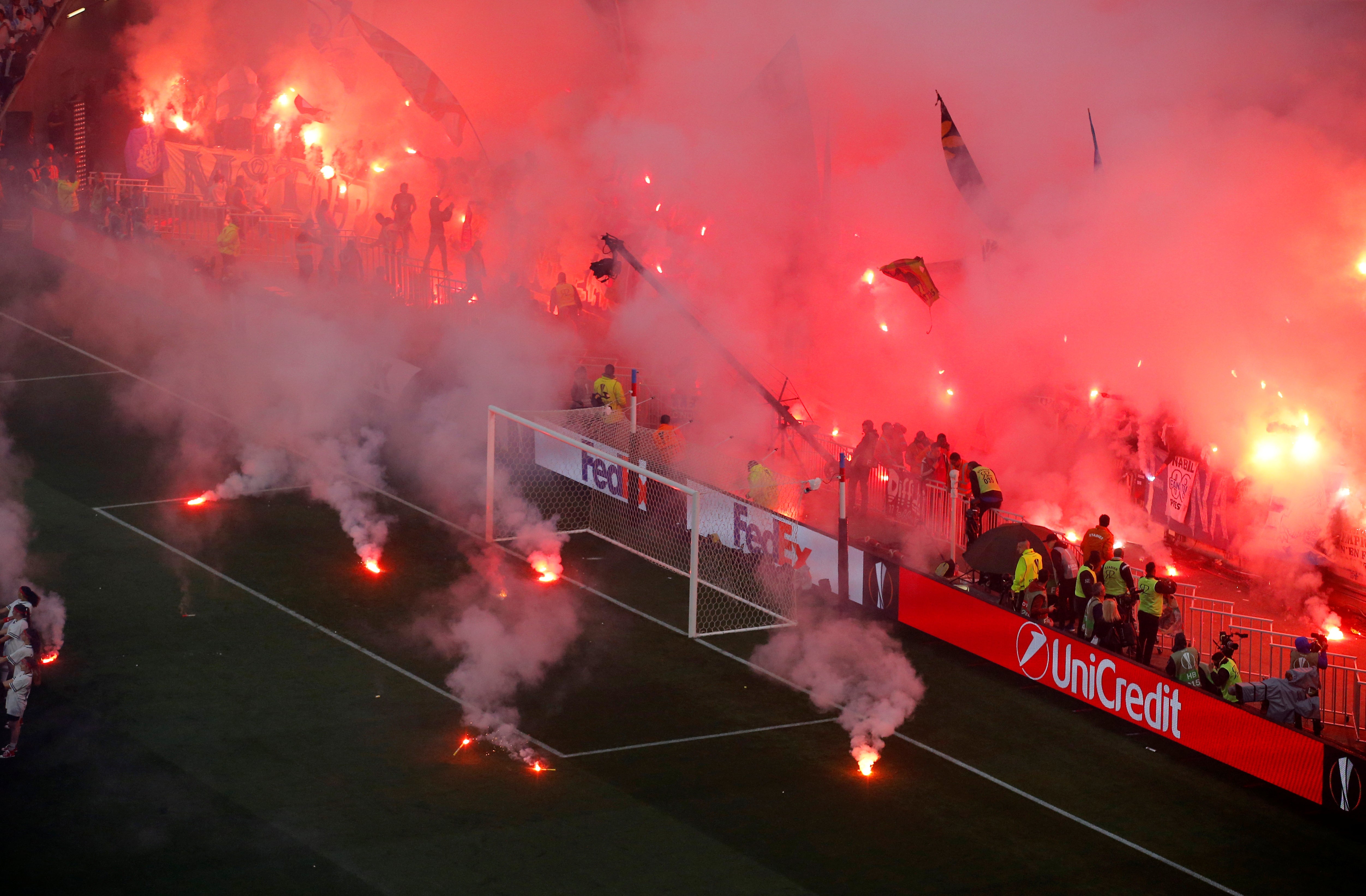 El encendido de múltiples bengalas complica la visibilidad de la final de la Europa League El encendido de múltiples bengalas complica la visibilidad de la final de la Europa League