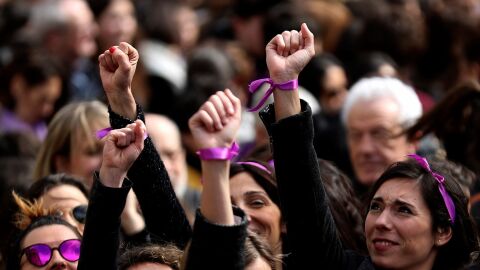 Participantes en una concentraci&oacute;n convocada por movimientos feministas