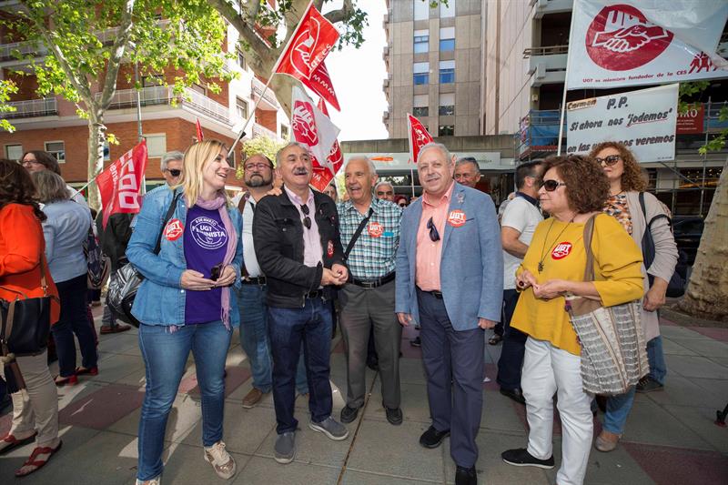 Cientos de jubilados rodean el Banco de España contra el "robo" de las pensiones Cientos de jubilados rodean el Banco de España contra el "robo" de las pensiones