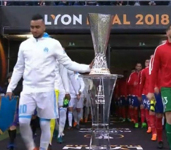 Payet, ¿víctima de la mala suerte por tocar la Copa antes de ganar la final? Payet, ¿víctima de la mala suerte por tocar la Copa antes de ganar la final?