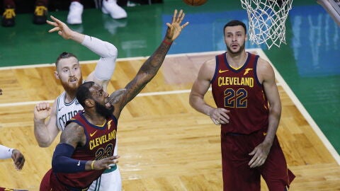 LeBron James pelea por un bal&oacute;n ante los Celtics