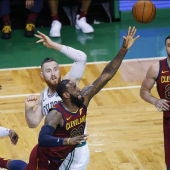 LeBron James pelea por un balón ante los Celtics