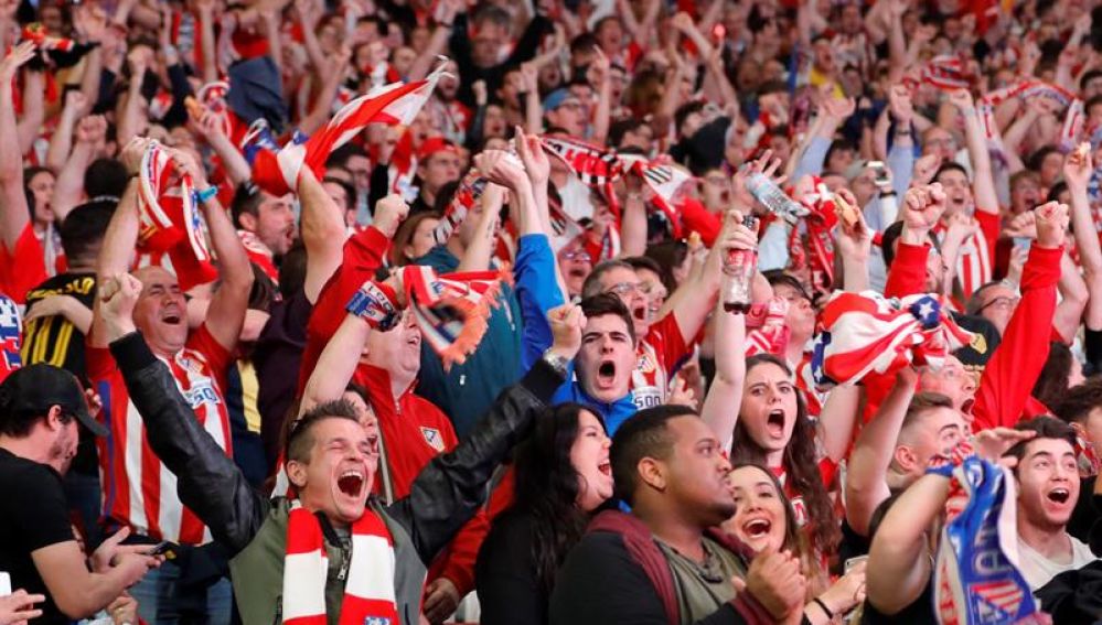 Los aficionados del Atlético de Madrid en Lyon celebran los goles de Griezmann