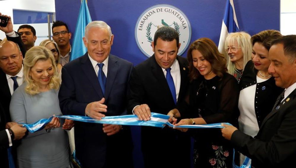 El primer ministro israelí, Benjamin Netanyahu, con el presidente de Guatemala, Jimmy Morales