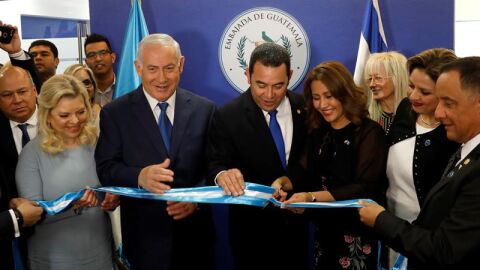 El primer ministro israel&iacute;, Benjamin Netanyahu, con el presidente de Guatemala, Jimmy Morales
