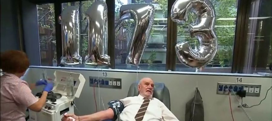 James Harrison, 'el hombre del brazo de oro', se jubila después de salvar la vida de más de 2,4 millones de bebés James Harrison, 'el hombre del brazo de oro', se jubila después de salvar la vida de más de 2,4 millones de bebés