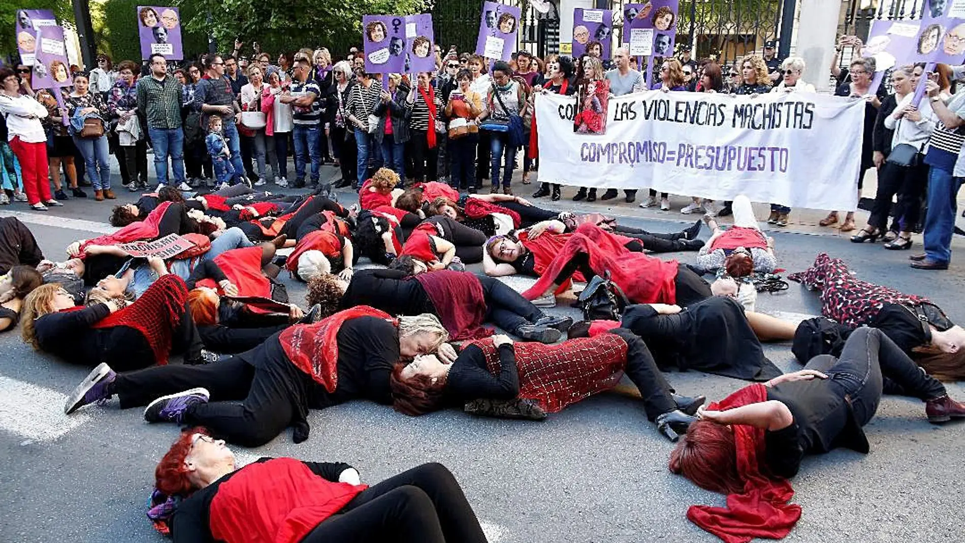 Una performance realizada durante la manifestación convocada esta tarde en Granada