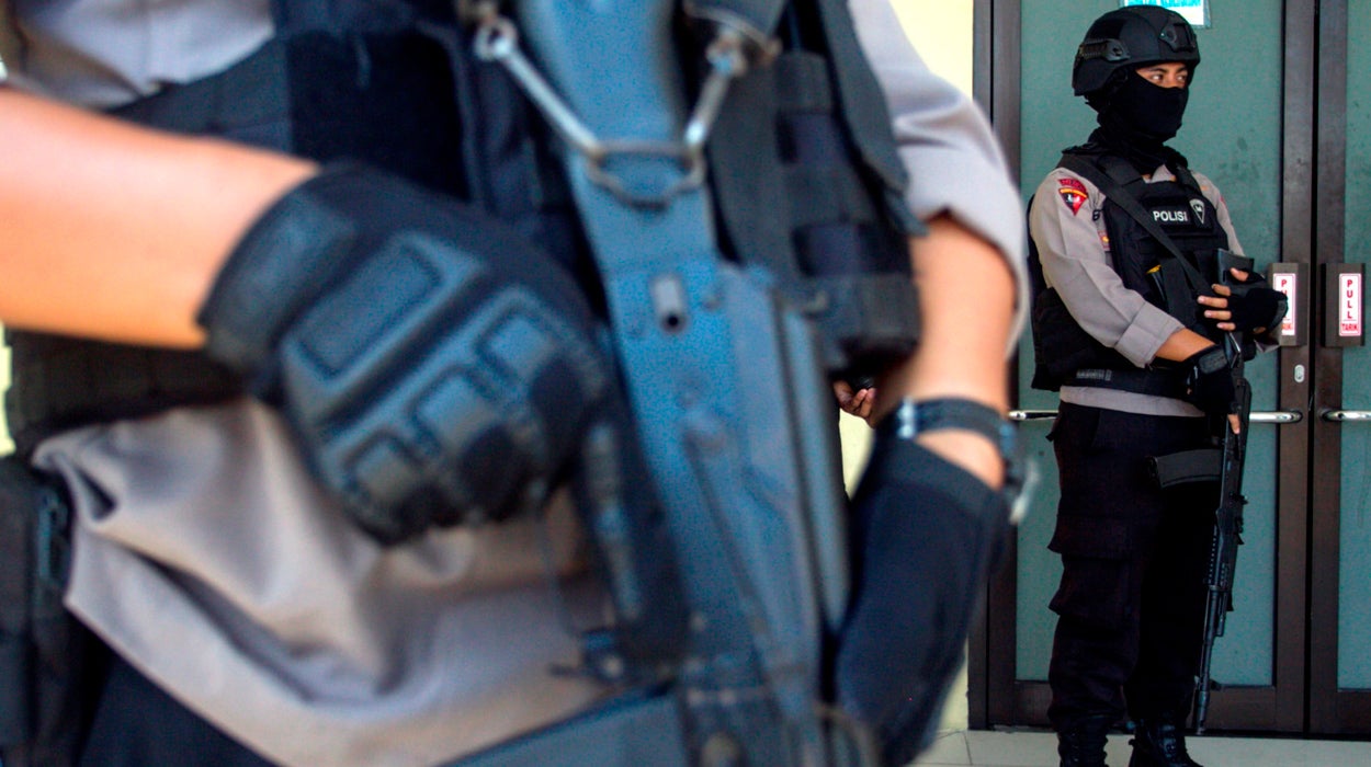 La Policía halla 54 bombas caseras en la vivienda de la familia sospechosa de atacar la comisaría de Indonesia La Policía halla 54 bombas caseras en la vivienda de la familia sospechosa de atacar la comisaría de Indonesia