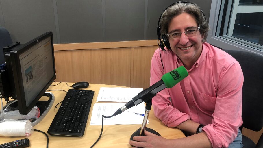 Arturo T&eacute;llez en los estudios de Onda Cero Oviedo