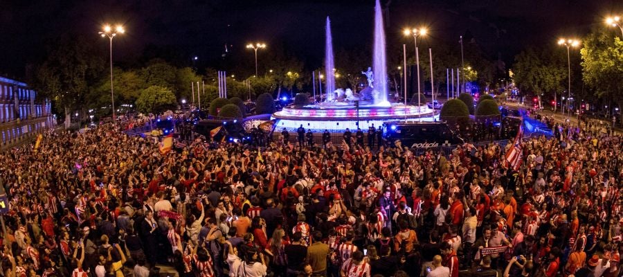 Aficionados del Atlético de Madrid celebran la Europa League en Neptuno Aficionados del Atlético de Madrid celebran la Europa League en Neptuno