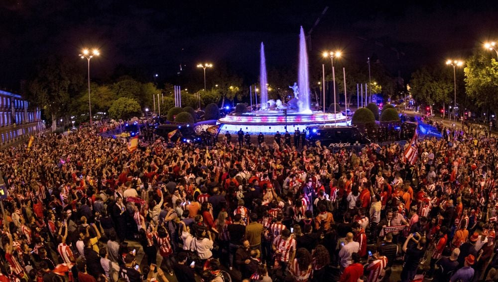 Aficionados del Atlético de Madrid celebran la Europa League en Neptuno