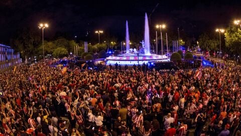 Aficionados del Atl&eacute;tico de Madrid celebran la Europa League en Neptuno