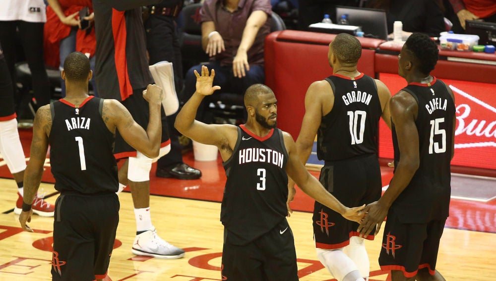 Los jugadores de los Rockets, durante le segundo partido de la serie ante los Warriors