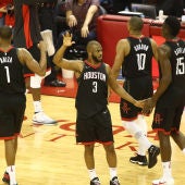 Los jugadores de los Rockets, durante le segundo partido de la serie ante los Warriors