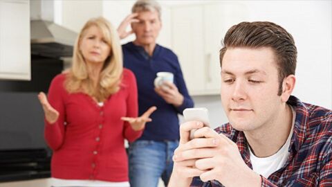 Un joven que sigue viviendo en casa de sus padres