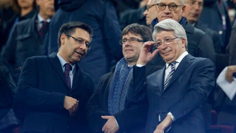 Bartomeu, Puigdemont y Enrique Cerezo, en el palco del Camp Nou