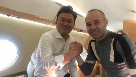 Andr&eacute;s Iniesta, en el avi&oacute;n con Mikitani, el due&ntilde;o de Rakuten
