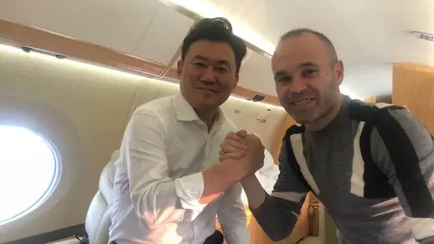 Andrés Iniesta, en el avión con Mikitani, el dueño de Rakuten Andrés Iniesta, en el avión con Mikitani, el dueño de Rakuten